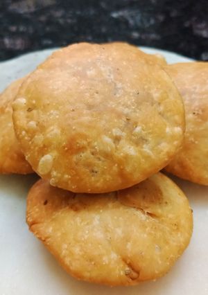 A picture of Achaari kachori.