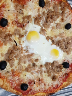 Una foto de Pizza casera de atún