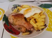 Una foto de pollo asado