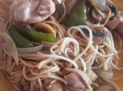 Una foto de comida china tallarines