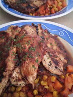 Una foto de Filetitos de Pollo a la Plancha en Salsa Barbacoa Coreana y Naranja con Verduritas al Wok