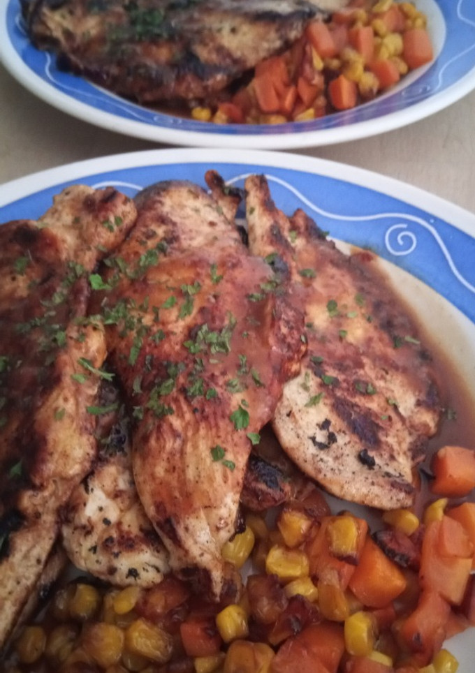 Una foto de Filetitos de Pollo a la Plancha en Salsa Barbacoa Coreana y Naranja con Verduritas al Wok