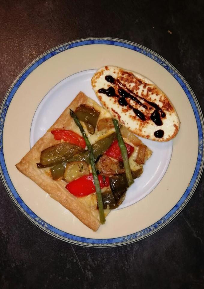 Una foto de Verduras con hojaldre y queso a la plancha