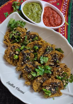 દૂધીના મુઠીયા(Bottlegourd Muthiya recipe in gujarati) રેસીપી મુખ્ય ફોટો