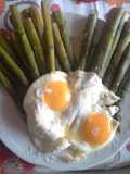 Asparagi con uova all'occhio