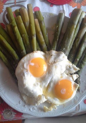 Foto di Asparagi con uova all'occhio