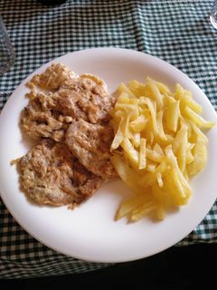 Una foto de Lomo con sopa de cebolla