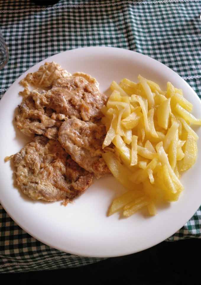 Una foto de Lomo con sopa de cebolla