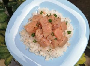 Una foto de Arroz gohan con atún 🐟