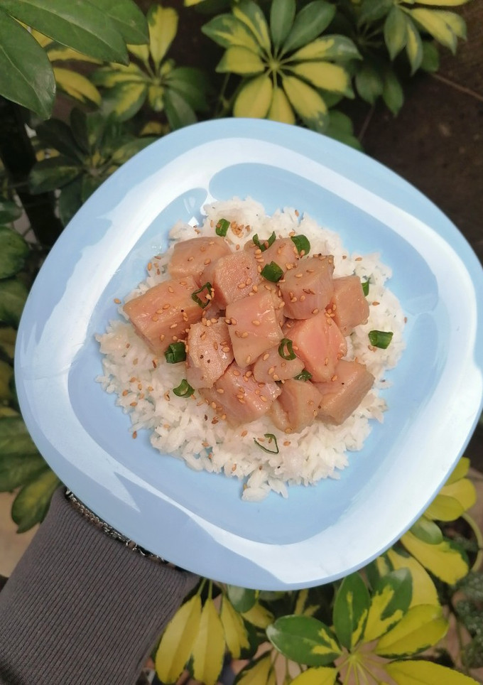 Una foto de Arroz gohan con atún 🐟