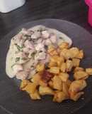 Pollo con crema al verdeo y papas doraditas