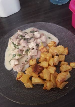 Una foto de Pollo con crema al verdeo y papas doraditas