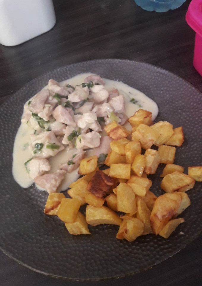 Una foto de Pollo con crema al verdeo y papas doraditas
