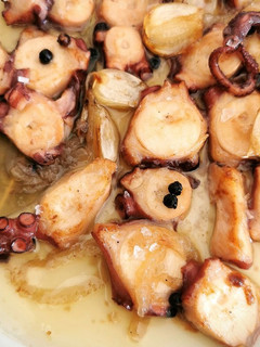 Una foto de Tapa de Pulpo confitado en aceite de oliva y vino blanco