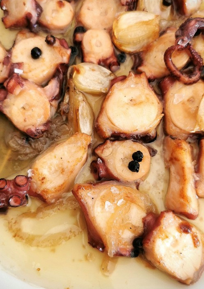 Una foto de Tapa de Pulpo confitado en aceite de oliva y vino blanco