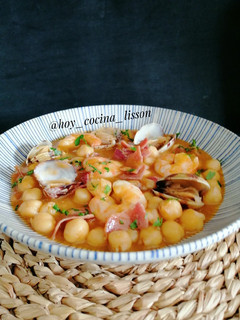 Una foto de Garbanzos con langostinos, almejas y jamón