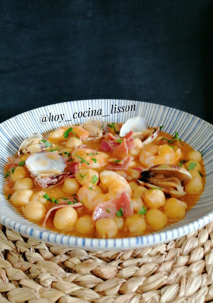 Una foto de Garbanzos con langostinos, almejas y jamón