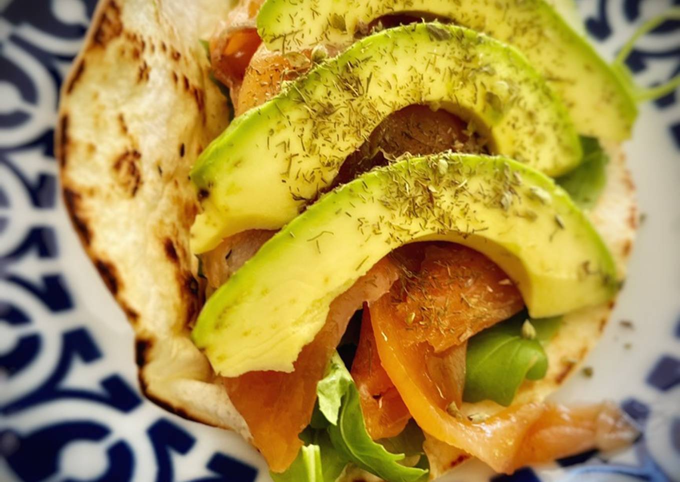 Piadina de aguacate y salmón