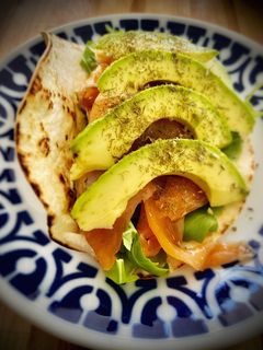 Una foto de Piadina de aguacate y salmón