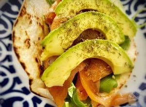 Foto principal de Piadina de aguacate y salmón