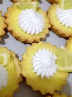 صورة لوصفة تارتولات بكريمة الليمون المنعشة 🍋