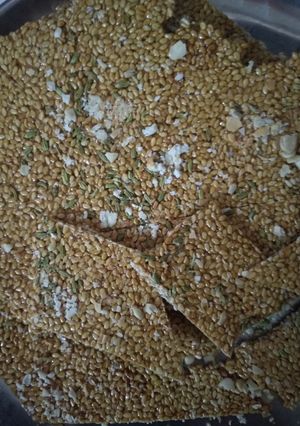 તલ ની ચીકી (Til Chikki Recipe In Gujarati) રેસીપી મુખ્ય ફોટો