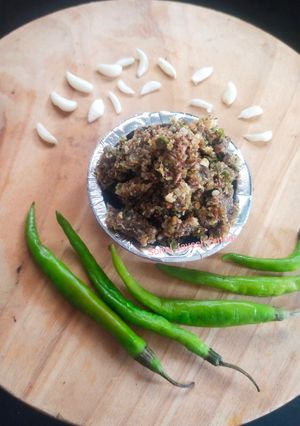 स्पाइसी हरी मिर्च का ठेचा (Spicy Green Chilli Thecha Recipe In Hindi) रेसिपी मुख्य फोटो