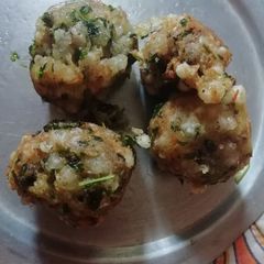 Sabudana balls A picture of Sabudana balls.