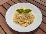 Csirkés-cukkinis spagetti zöldfűszerekkel bolondítva