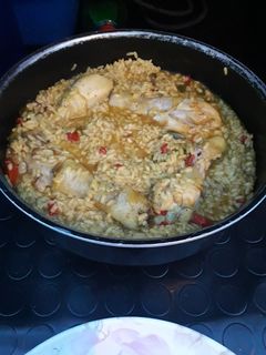 Una foto de Muslitos de pollo con arroz