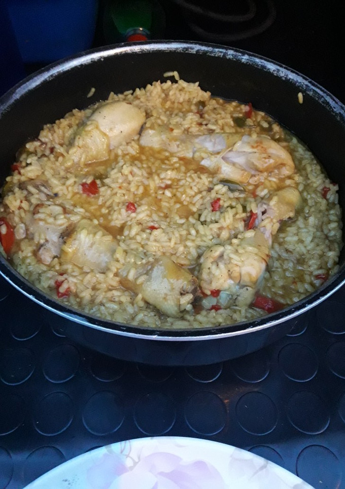 Una foto de Muslitos de pollo con arroz