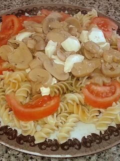 Una foto de Ensalada de pasta con champiñones