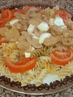Una foto de Ensalada de pasta con champiñones
