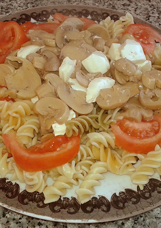 Una foto de Ensalada de pasta con champiñones