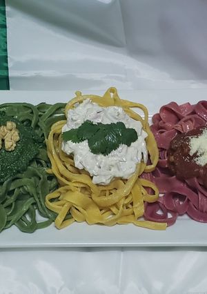 Una foto de Fetuccini tricolore tre salse