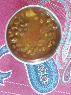 A picture of Green chole aloo.