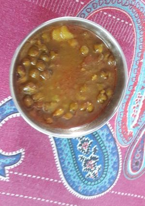 A picture of Green chole aloo.