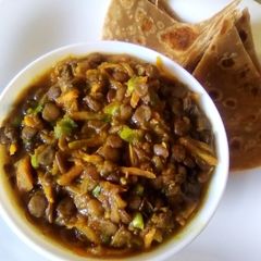 A picture of Lentils in curry sauce.