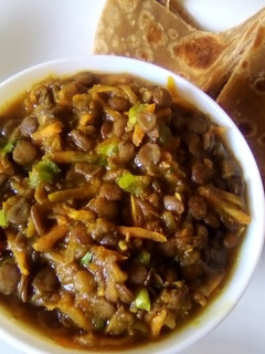 A picture of Lentils in curry sauce.