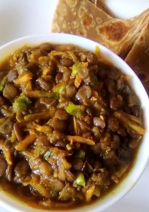 A picture of Lentils in curry sauce.