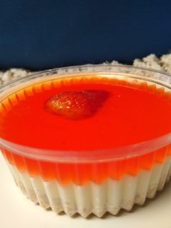 Una foto de Postre de fresa y gelatina 3 leches 🍰