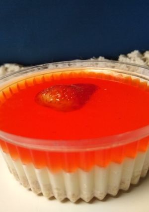Una foto de Postre de fresa y gelatina 3 leches 🍰