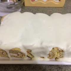 A picture of Torta sencilla con piononos relleno.