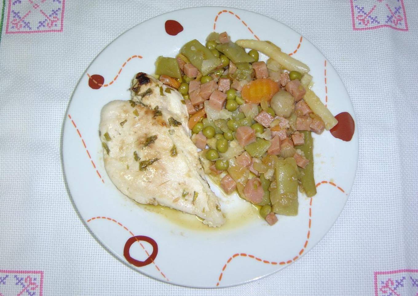 Pechuga de pollo al ajillo con menestra de verduras