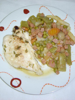 Una foto de Pechuga de pollo al ajillo con menestra de verduras