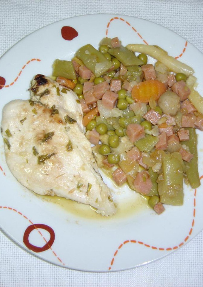 Una foto de Pechuga de pollo al ajillo con menestra de verduras