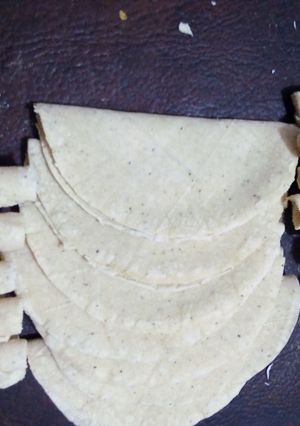 Una foto de Tacos de pobre doblados y flautas de lo que quedó para asar o freír