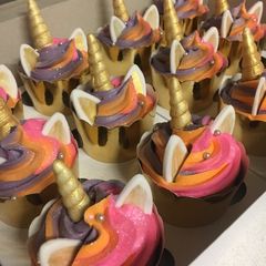 A picture of Vanilla cupcakes 🦄.