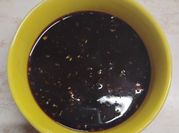 Una foto de salsa de soja