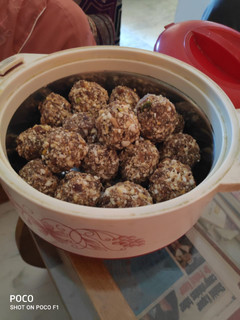 A picture of Khajur nuts laddoo.